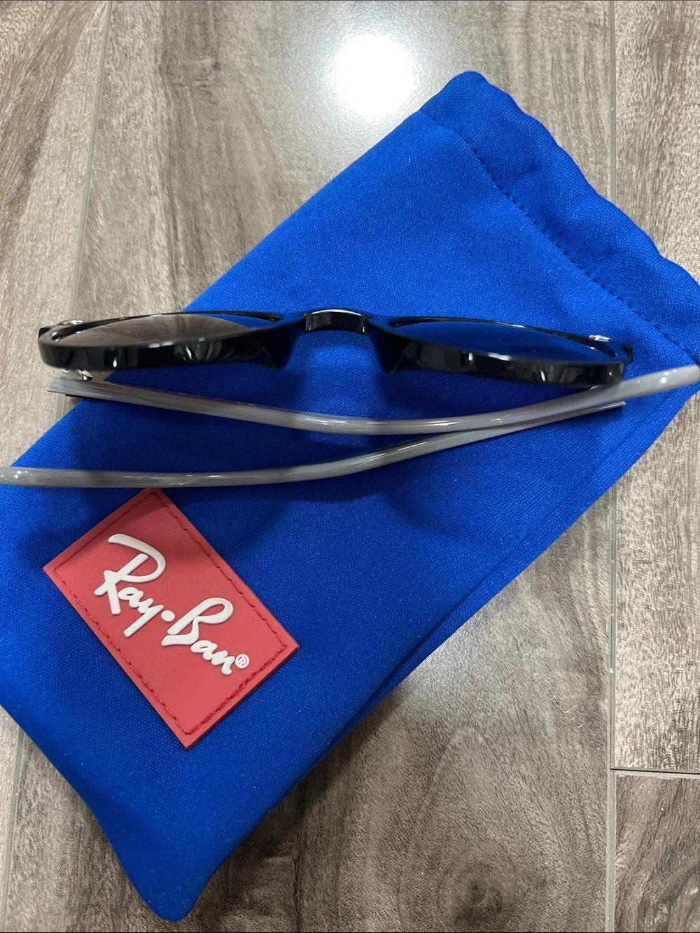 🔥🔥Ray-Ban Kids Black Sunglasses with Blue Pouch